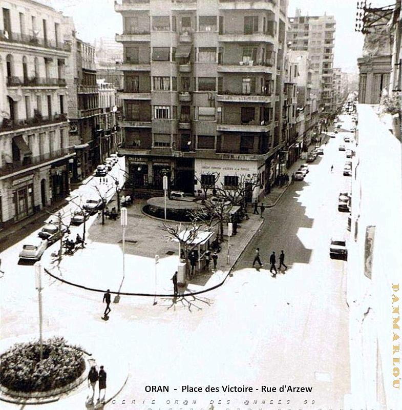Oran - Place des Victoires - Rue d'Arzew - Rue de Traktir a gauche.jpg
